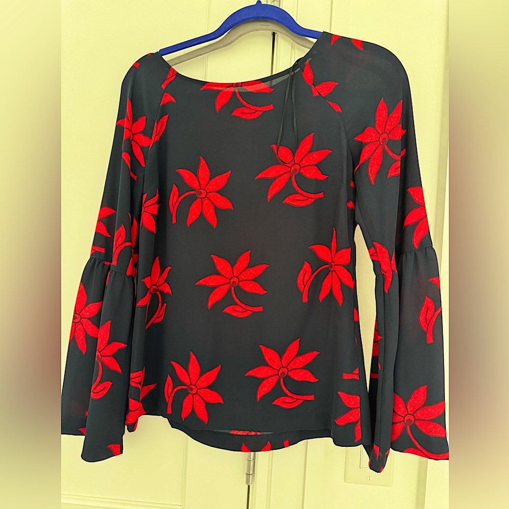 Banana Republic floral motif top with bell sleeve. Size XS.